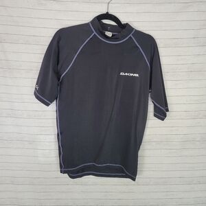 DAKINE BLACK SHORT SLEEVE RASH GUARD IN BLACK, SZ LARGE